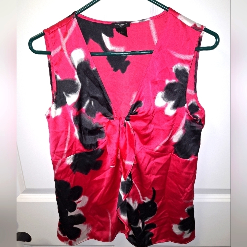 An Ann Taylor sleeveless tunic top in a ladies' small.